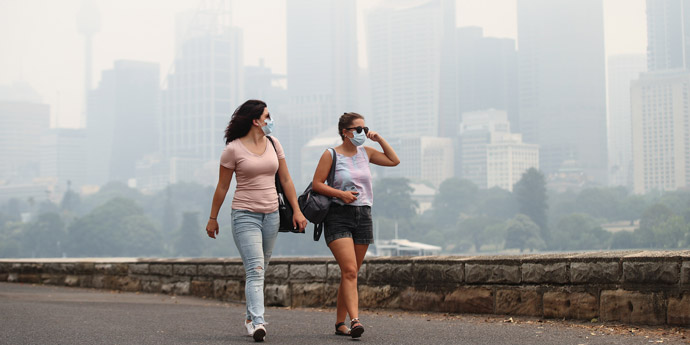 Two women wearing face masks due to bushfire smoke pollution in Sydney